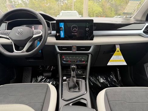 New 2026 Volkswagen Taos SE FWD image 9