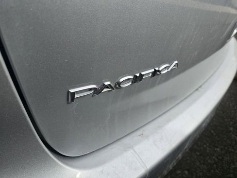 Used 2024 Chrysler Pacifica Select image 1