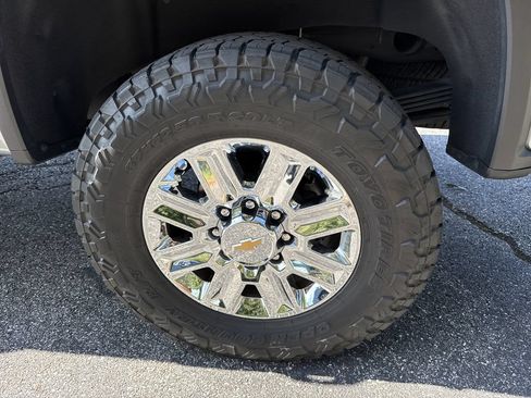 Used 2024 Chevrolet Silverado 2500 High Country w/ High Country Premium Package AWD/4WD image 18