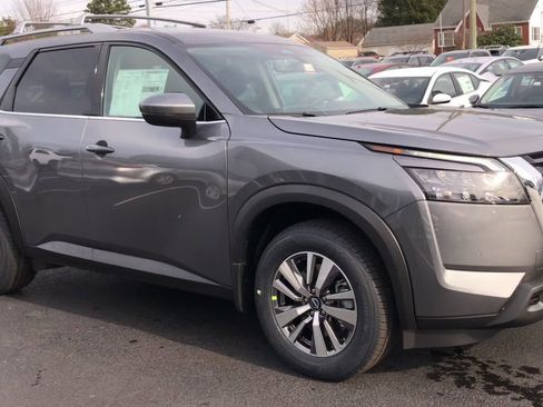 New 2025 Nissan Pathfinder SL image 2