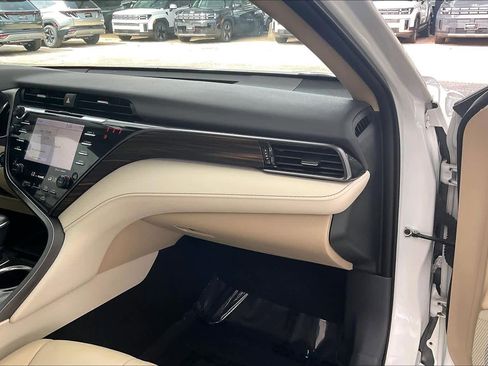Used 2020 Toyota Camry XLE image 19