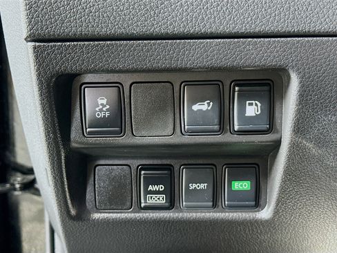 Used 2018 Nissan Rogue SV image 17