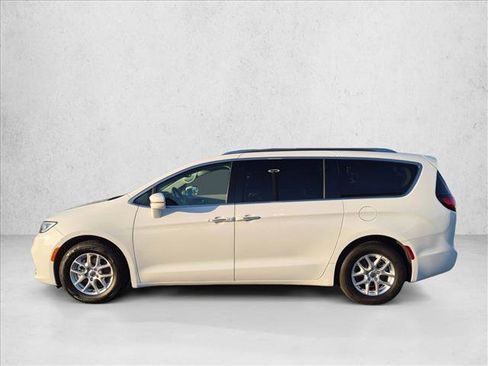 Used 2021 Chrysler Pacifica Touring-L w/ Uconnect Theater Family Group FWD image 9