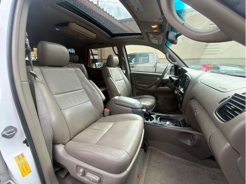 Used 2007 Toyota Sequoia SR5 AWD/4WD image 4