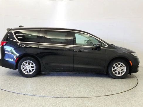 Used 2023 Chrysler Pacifica Touring-L FWD image 8