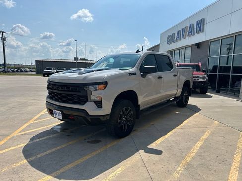 Used 2026 Chevrolet Silverado 1500 Custom Trail Boss w/ LPO, Dark Essentials Package AWD/4WD image 3
