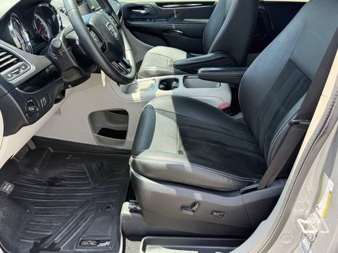 Used 2016 Dodge Grand Caravan SXT FWD image 13