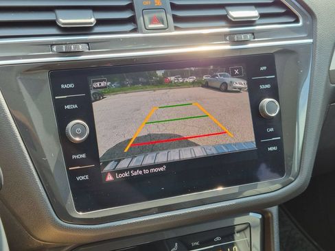 Used 2022 Volkswagen Tiguan SE w/ Panoramic Sunroof Package AWD/4WD image 19