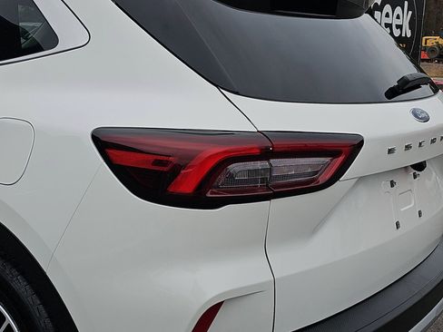 Used 2025 Ford Escape SE image 34