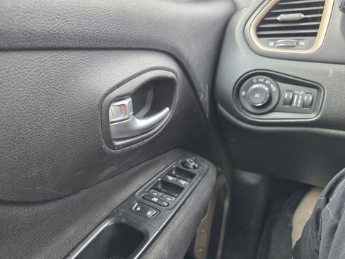 Used 2017 Jeep Renegade Latitude w/ Cold Weather Group image 18