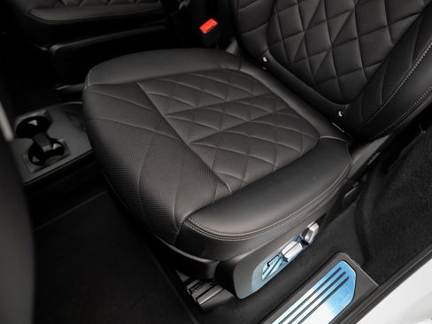 Used 2024 BMW X7 xDrive40i image 69