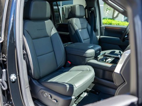 New 2026 GMC Yukon XL Denali w/ Denali Reserve Package AWD/4WD image 9