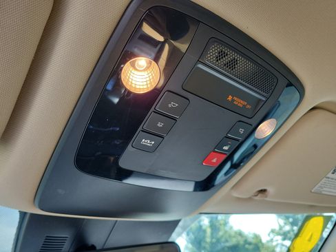Used 2024 Kia Carnival EX FWD image 30