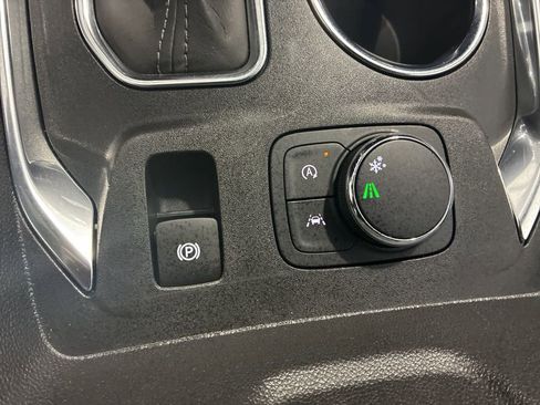 Used 2023 Chevrolet Traverse LT image 25