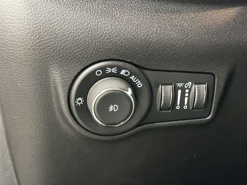 Used 2025 Jeep Compass Limited image 19