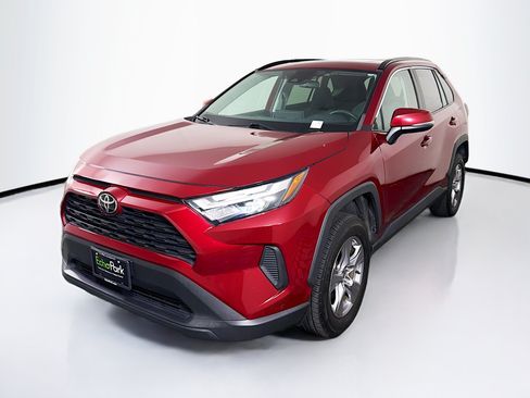 Used 2022 Toyota RAV4 XLE w/ Convenience Package FWD image 3