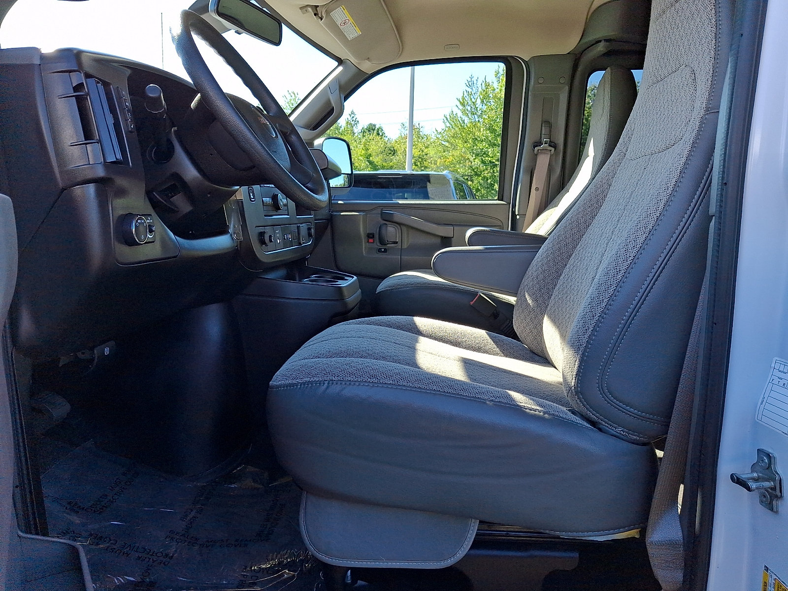 Certified 2025 GMC Savana 3500 LT w/ LT Preferred Equipment Group RWD image 13