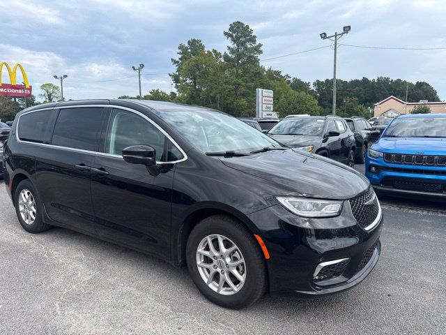 Used 2024 Chrysler Pacifica Touring-L FWD image 1