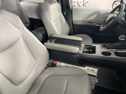 New 2026 Toyota Sienna XLE image 25