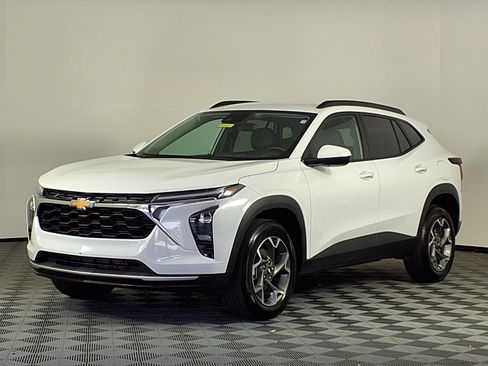 Used 2025 Chevrolet Trax LT w/ LT Convenience Package FWD image 3