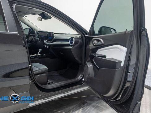 Used 2025 Chevrolet Trax LT w/ Driver Confidence Package image 36