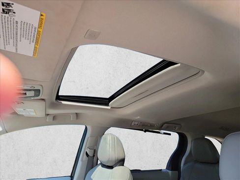 Used 2021 Toyota Sienna XLE FWD image 21