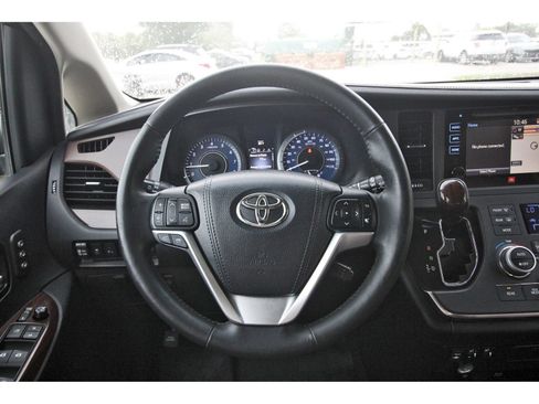 Used 2015 Toyota Sienna Limited Premium FWD image 16
