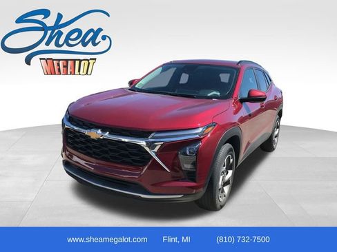 Used 2025 Chevrolet Trax LT image 1