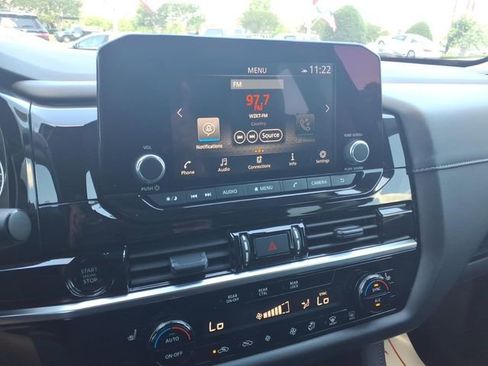 Used 2025 Nissan Pathfinder SV FWD image 17