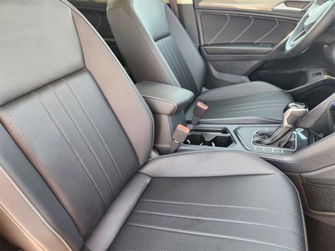 Used 2024 Volkswagen Tiguan SE image 14