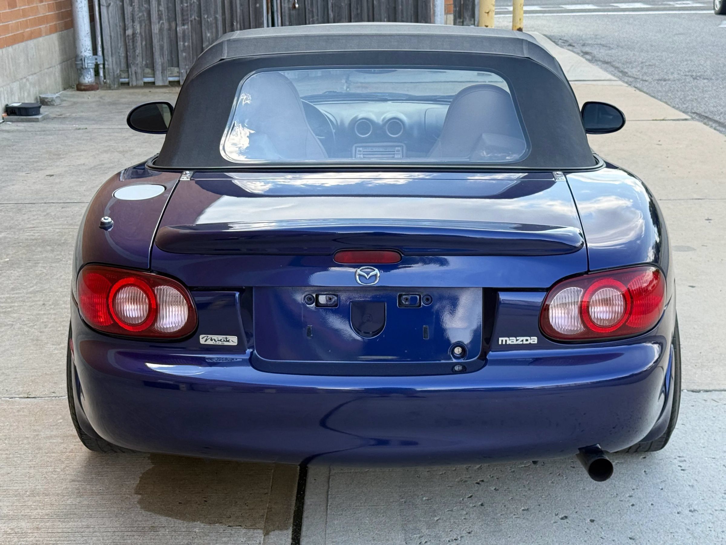 Used 2004 MAZDA MX-5 Miata LS w/ Sports Look Appearance Pkg RWD image 12