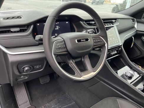 New 2025 Jeep Grand Cherokee L Altitude image 3