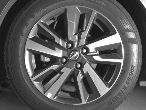 Used 2025 Nissan Versa SV FWD image 15