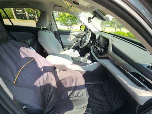 Used 2021 Toyota Highlander L image 12