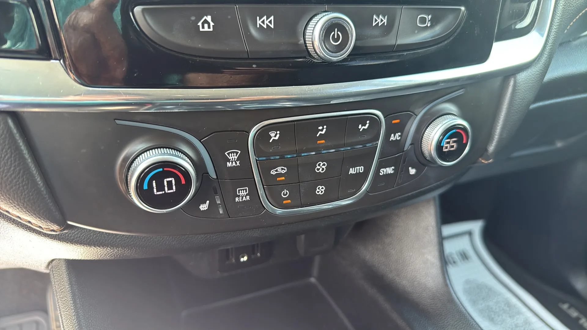 Used 2018 Chevrolet Traverse LT FWD image 19