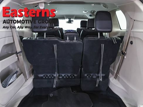 Used 2023 Chrysler Pacifica Touring-L FWD image 9