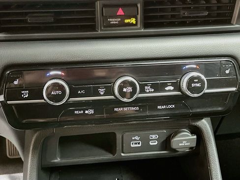 Used 2025 Honda Pilot Touring image 16