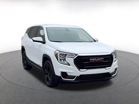 Used 2024 GMC Terrain SLE image 3