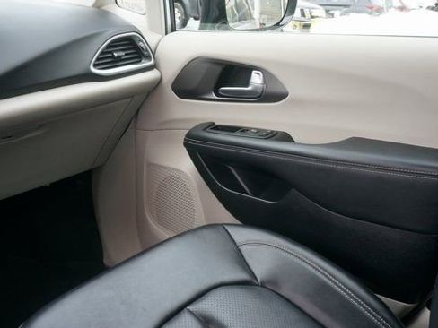 Used 2024 Chrysler Pacifica Touring-L image 34