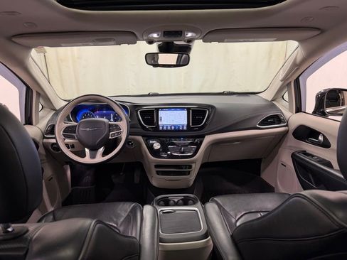 Used 2020 Chrysler Pacifica Limited w/ Tire & Wheel Group FWD image 20