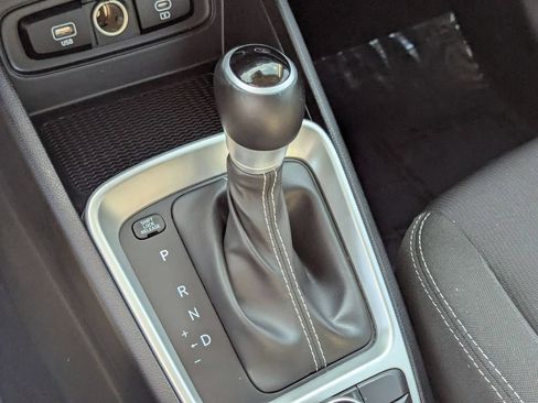 Used 2025 Hyundai Venue SEL FWD image 20