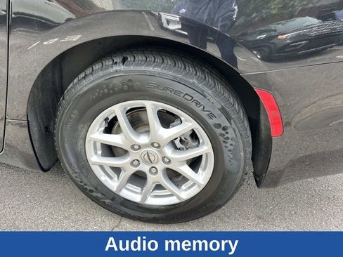 Used 2023 Chrysler Pacifica Touring-L FWD image 14
