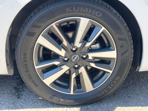 Used 2025 Nissan Versa SV image 28