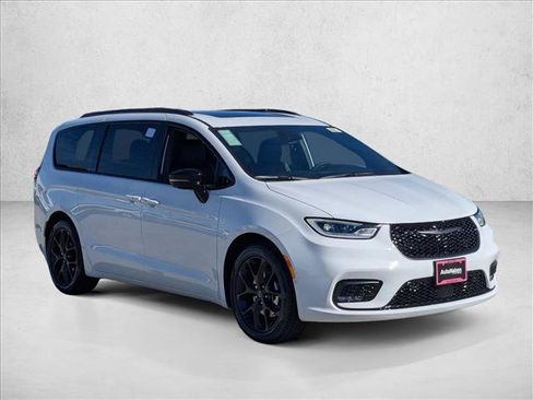 New 2026 Chrysler Pacifica Limited image 7