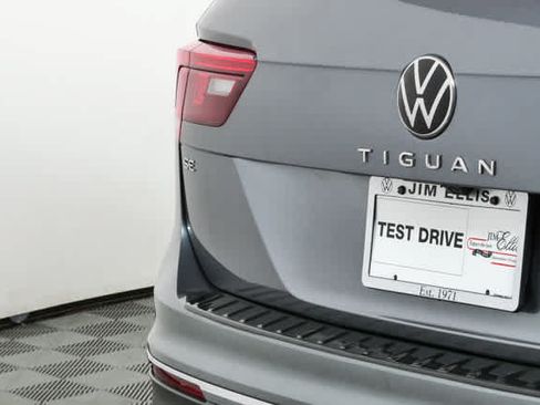 Certified 2023 Volkswagen Tiguan SE w/ Panoramic Sunroof Package FWD image 37