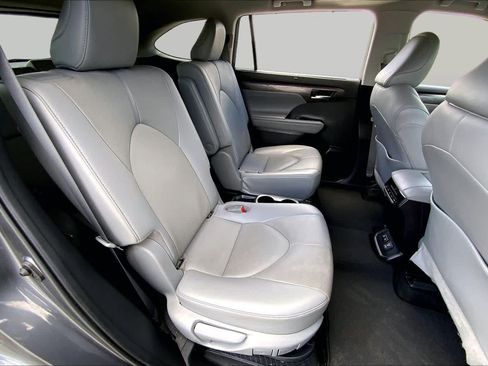 Used 2021 Toyota Highlander Limited FWD image 19