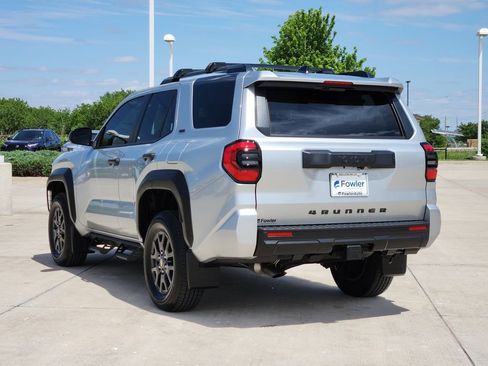 Used 2025 Toyota 4Runner SR5 AWD/4WD image 5