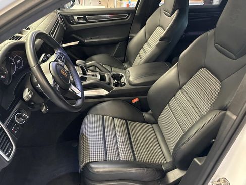 Used 2022 Porsche Cayenne Turbo image 2