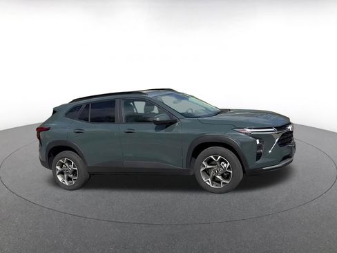Used 2025 Chevrolet Trax LT image 2