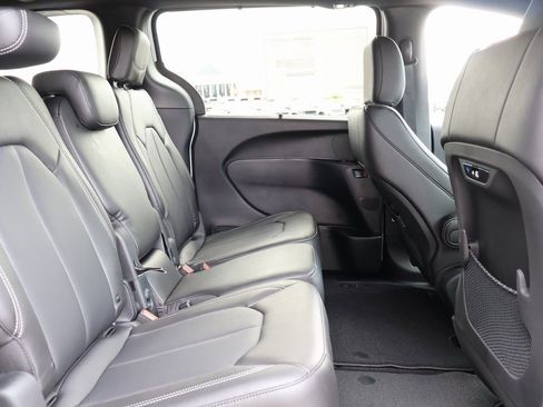 New 2026 Chrysler Pacifica Select image 11